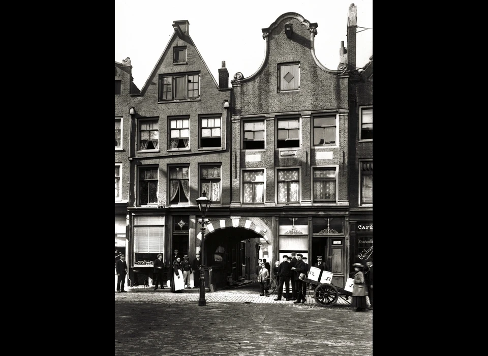 Nes 56-58 huizen Sint Pieterspoort (ca.1910)