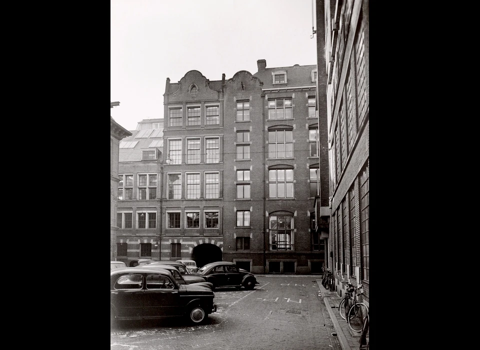 Nes 56-60 met Sint Pieterspoort in nieuwbouwpand voor de Rotterdamsche Bankvereniging (1956)