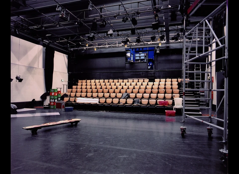 Nes 75 Interieur theater Cosmic (2003)