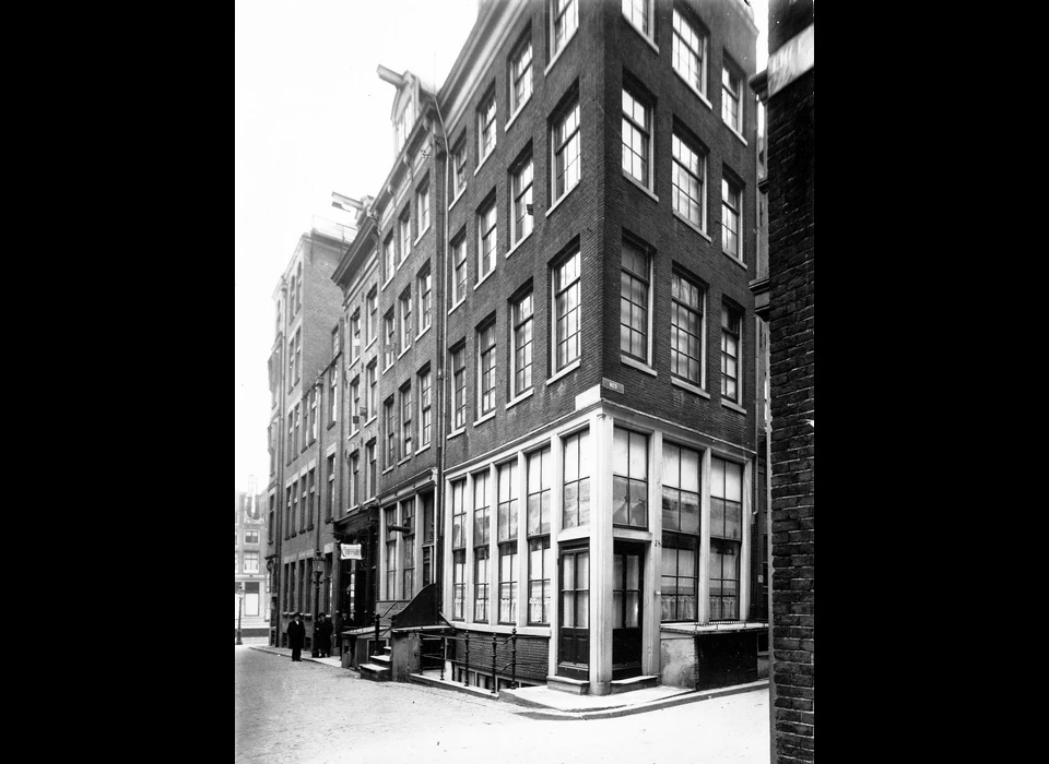 Nes 78 hoek Wijde Lombardsteeg 5-1 van rechts naar links (ca.1930)