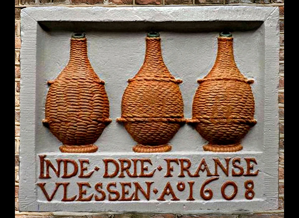 Muntplein 12 binnen gevelsteen In de drie Franse Vlessen 1608 voorheen Nes 73 bruikleen AHM (2015)