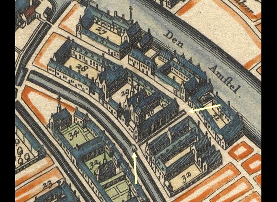 Amsterdam gereconstrueerde plattegrond, 't Spoeye is nog aanwezig (pijlen) aan de noordzijde van het Sint Maria Magdalenaklooster (1482) 