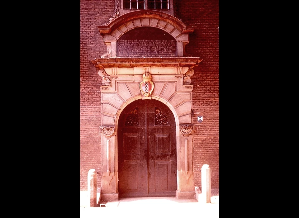 Oudezijds Voorburgwal 300 Bank van Lening bouwdeel 1664 toegangspoort (1976)