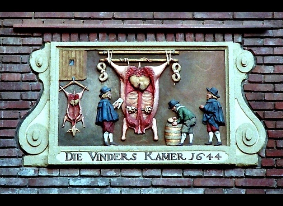 Nes 43 Gevelsteen Die Vinders Kamer 1644 in de zijgevel (2008)