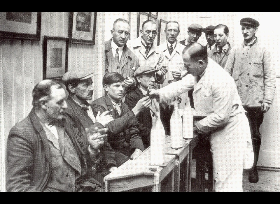Nes 59-61 tabakskeurders in Frascati worden met melk op de been gehouden (ca.1930)