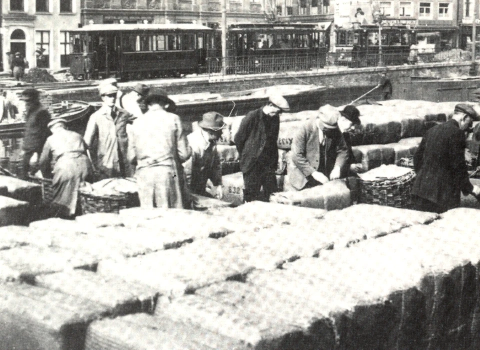 Nes 59-61 tabakshandel in Frascati, tabak werd over het Rokin aangevoerd (ca.1932)