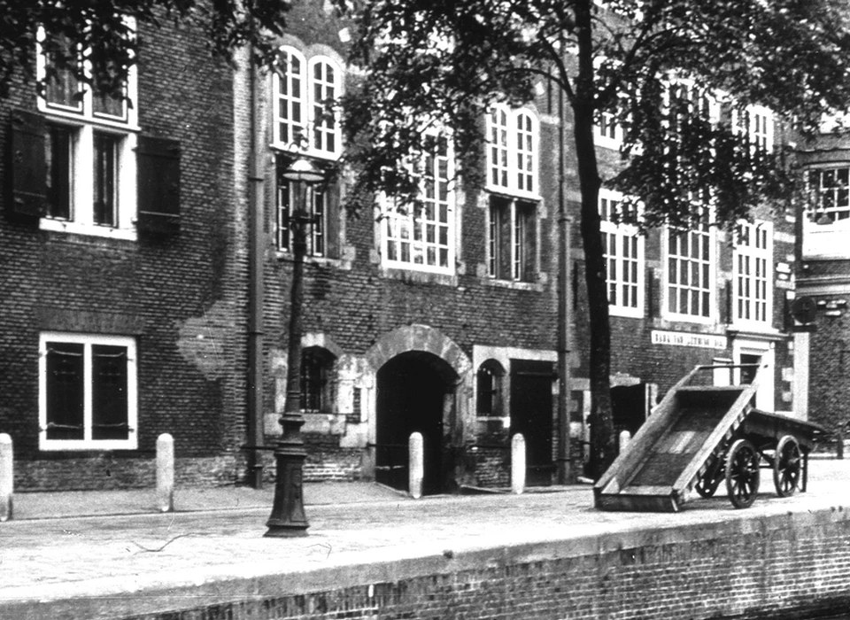 Oudezijds Voorburgwal 300 Bank van Lening (1950)