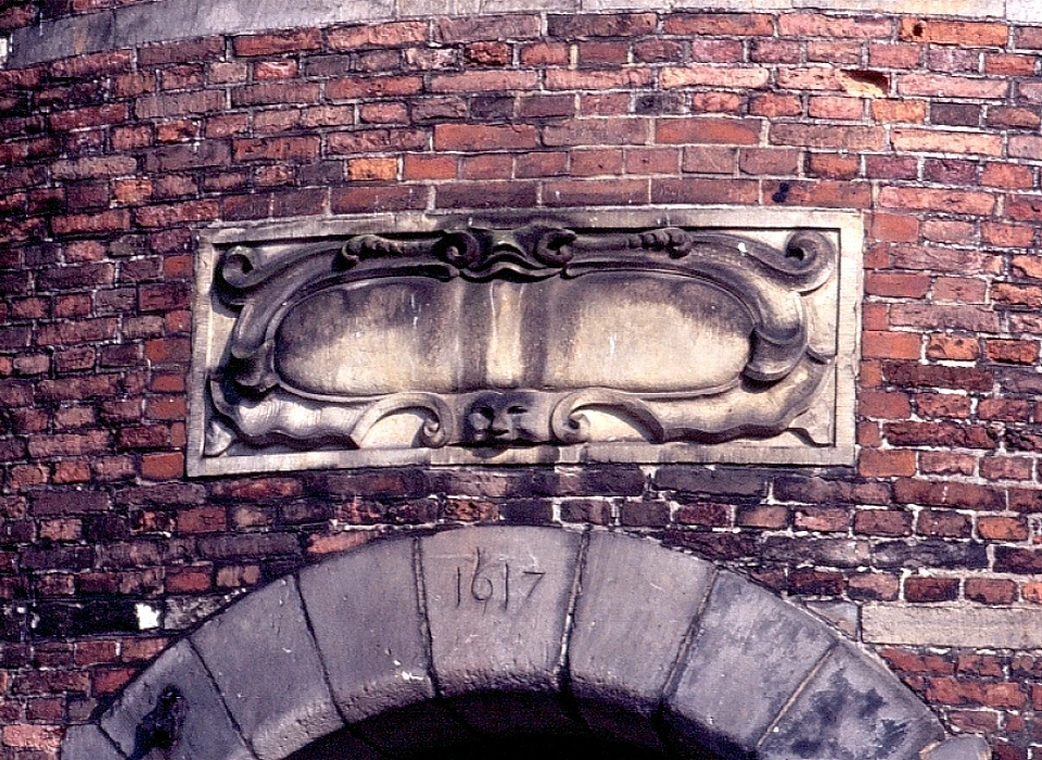 Nieuwmarkt 4, Waag, opschrift 1617 in deurboog (1985)