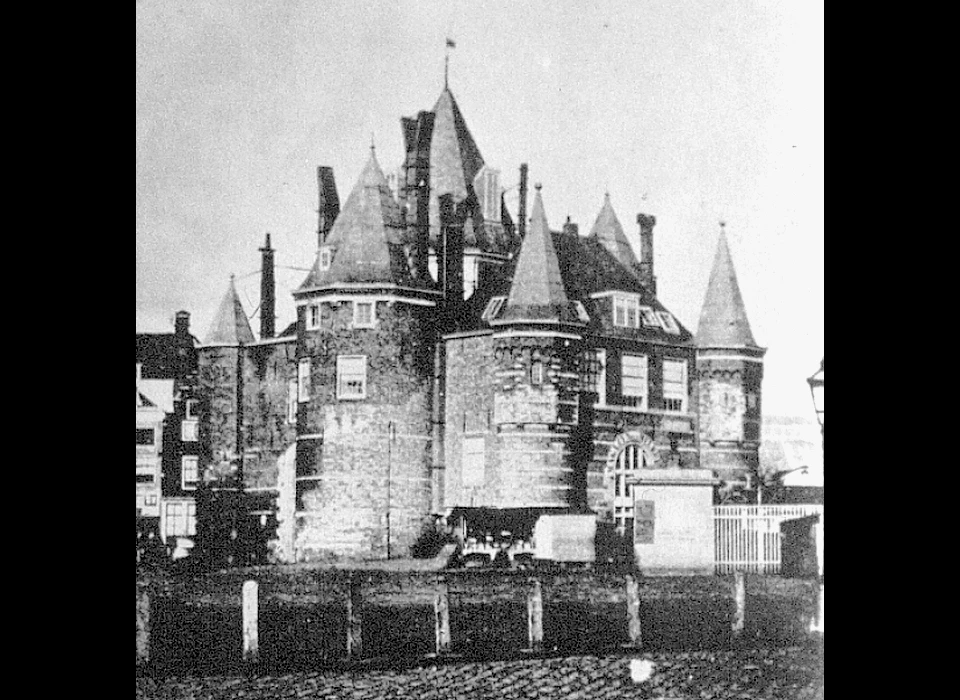 Waaggebouw in gebruik als meubelmagazijn (1865)