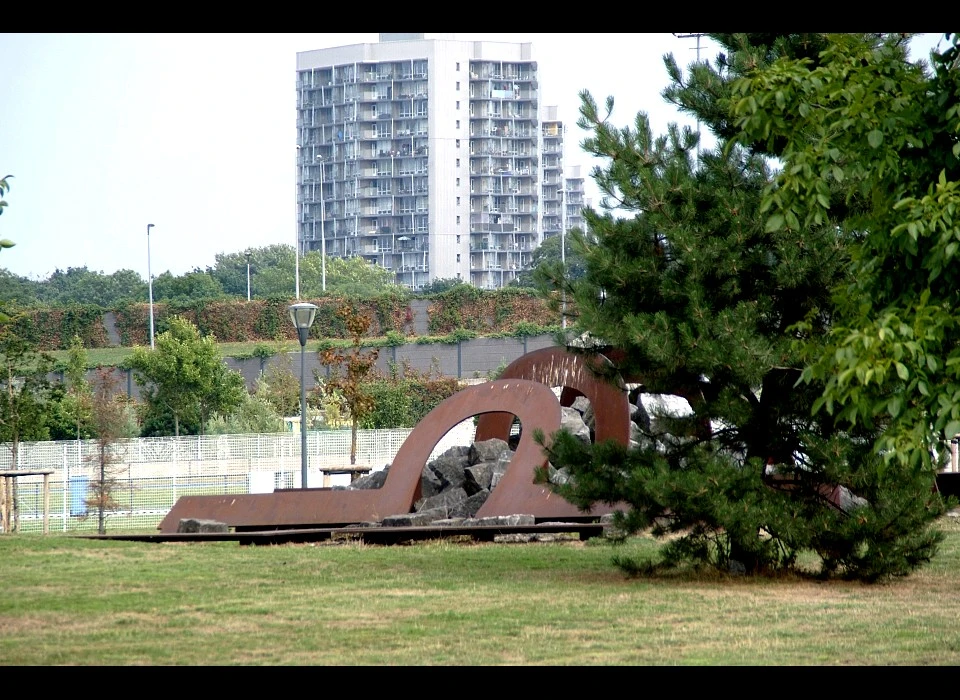 Nelson Mandelapark 'zonder titel' letter omega door Kor Heemsbergen (2018)