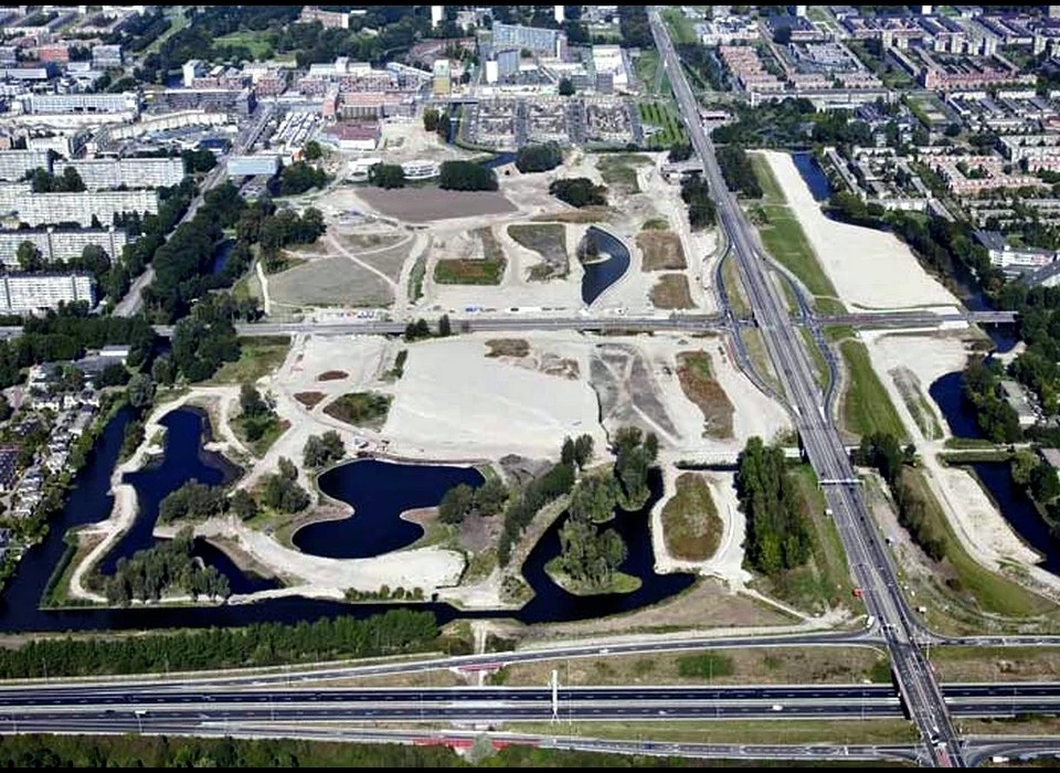Er wordt nog aan de vernieuwing van het Bijlmerpark gewerkt (2010)