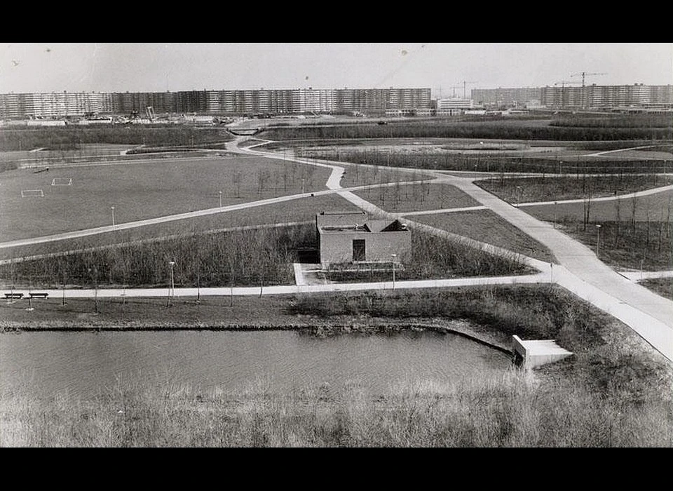 Bijlmerpark in 1973 vanaf dijklichaam A9 richting Bijlmerplein