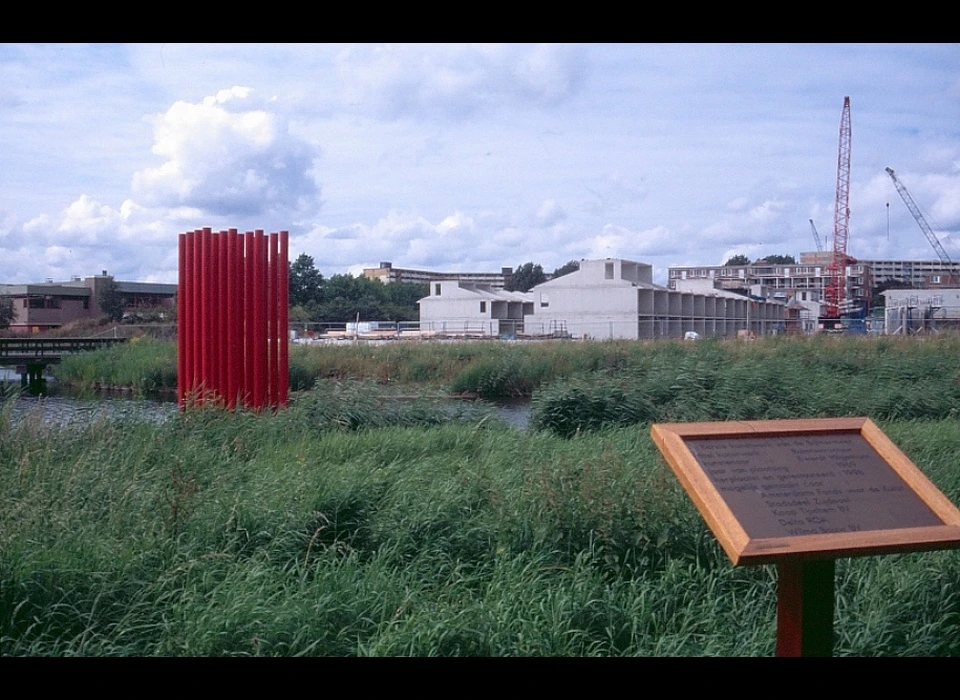 Bijlmerpark ruimtestructuur rode palen door Ewerdt Hilgemann (1998)