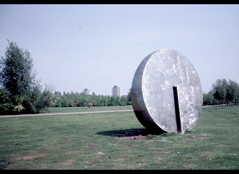 Bijlmerpark 'zonder titel' ronde schijf door Niels Keus (1976)