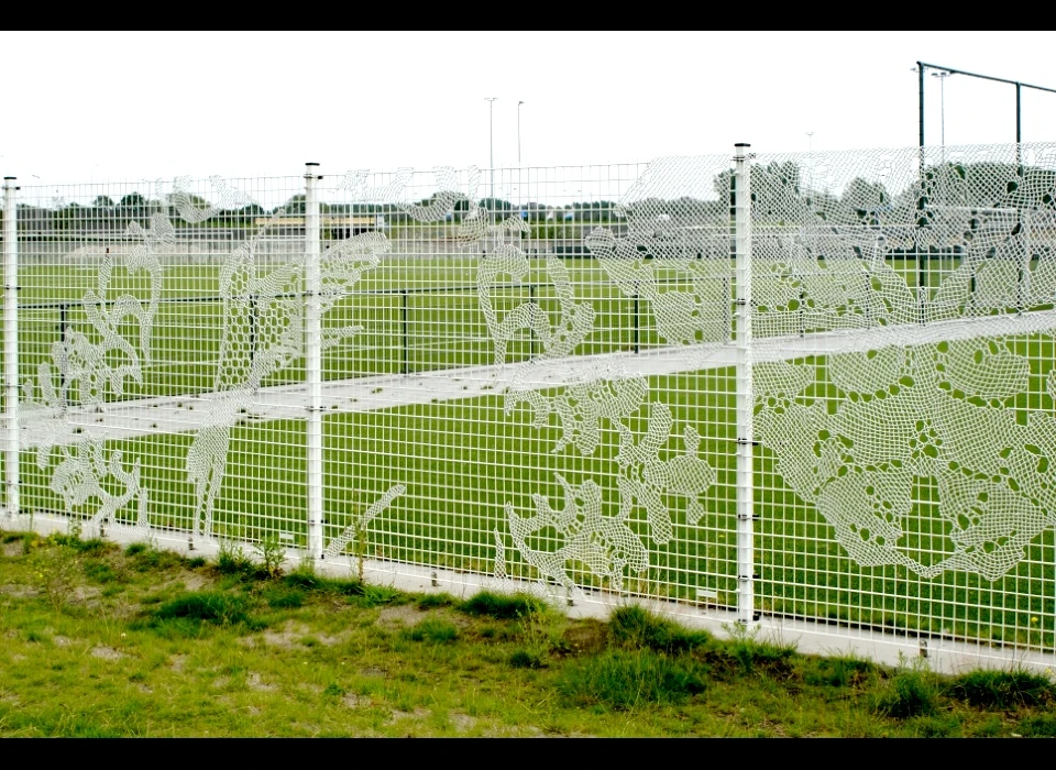 Bijlmerpark kunsthekwerk voetbalveld (2011)