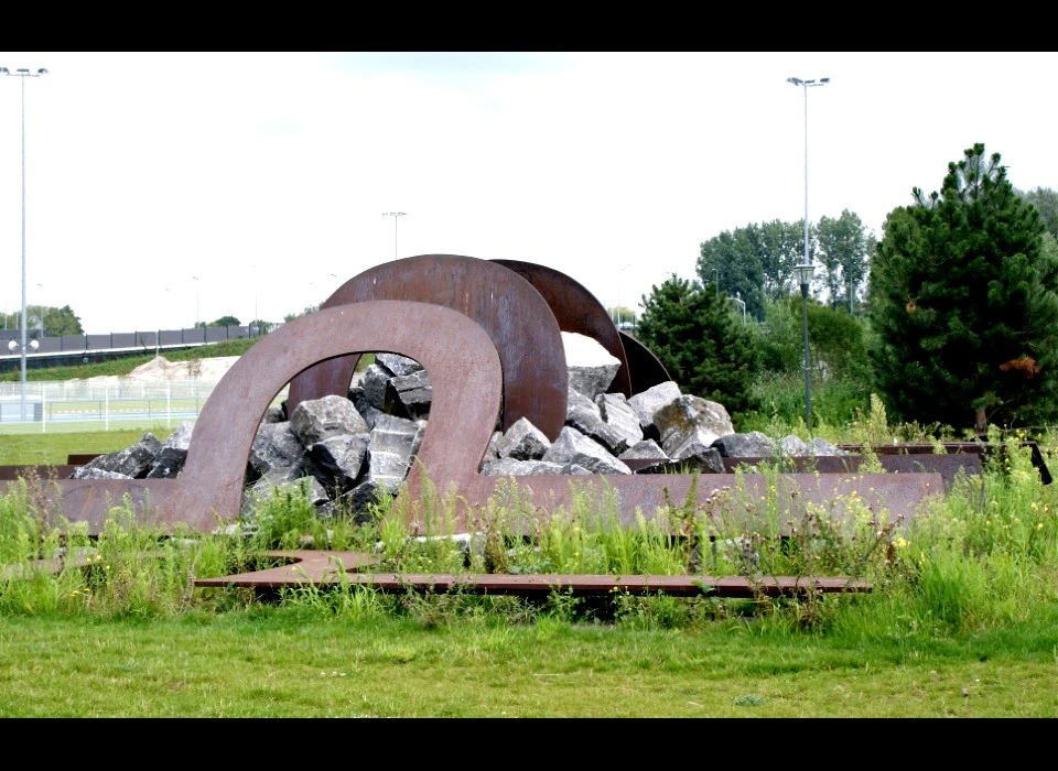Bijlmerpark 'zonder titel' letter omega door Kor Heemsbergen (2011)