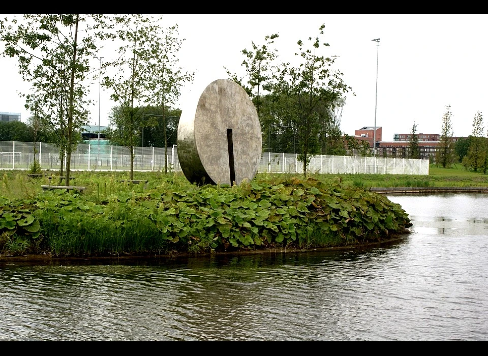 Bijlmerpark 'zonder titel' ronde schijf door Niels Keus (2011)