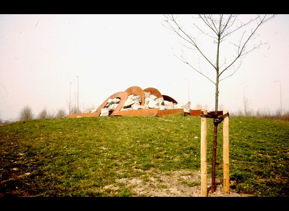 Bijlmerpark 'zonder titel' letter omega door Kor Heemsbergen (1978)