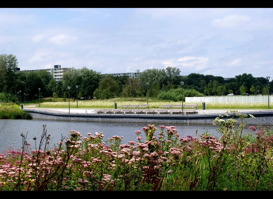 Bijlmerpark over vijver naar Hogevecht (2011)