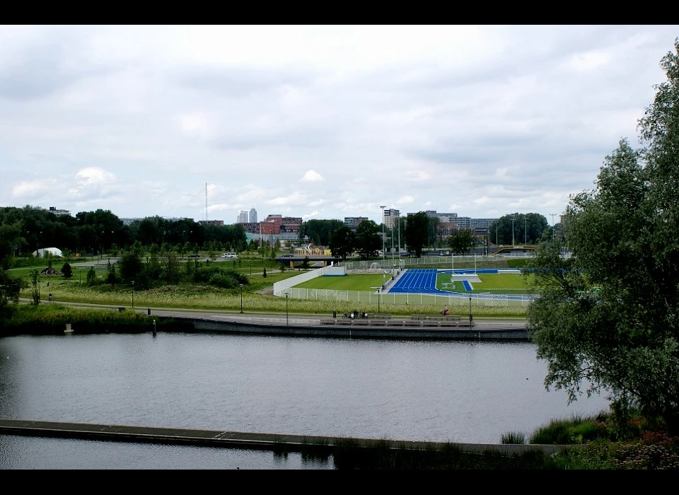 Bijlmerpark vanaf de vlinderheuvel naar de Rembrandttoren (Amstelstation) (2011)