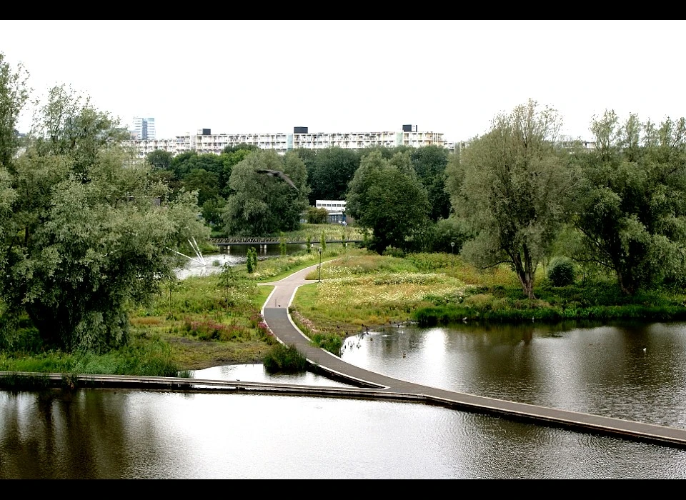 Bijlmerpark vanaf vlinderheuvel gezien naar Hogevecht (2011)