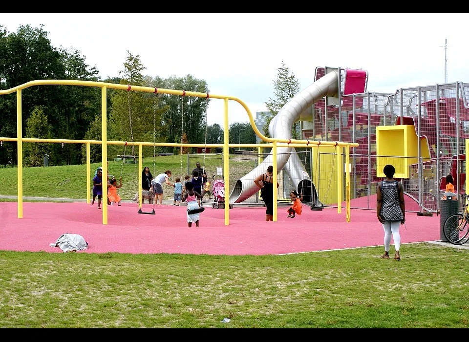 Bijlmerpark speeltoestel (2011)