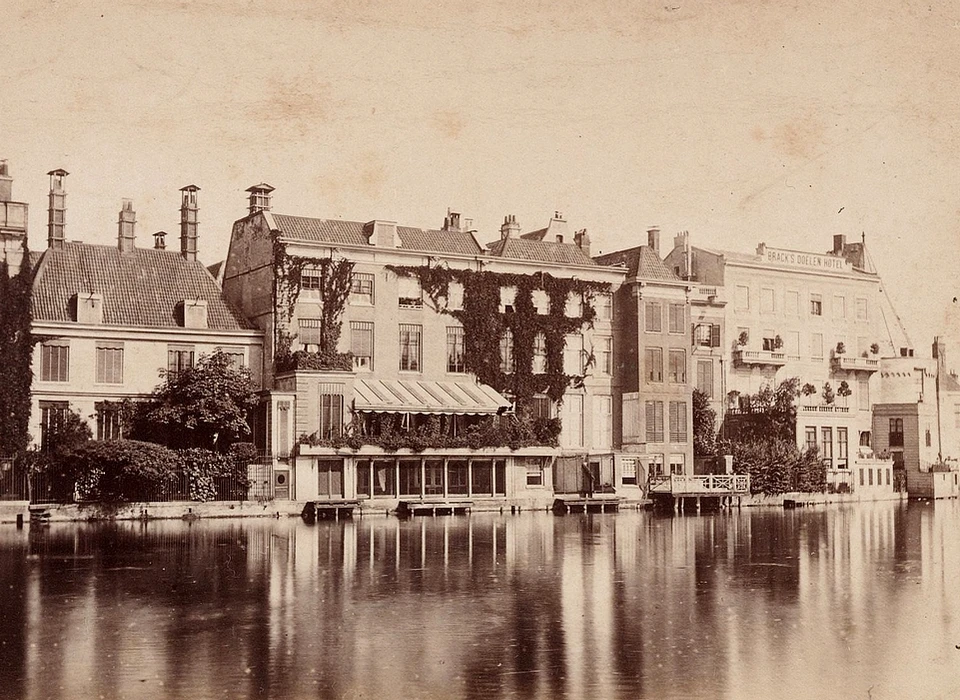 Nieuwe Doelenstraat 14-24 v.l.n.r. achterzijde langs de Amstel (A.Jager, 1885)