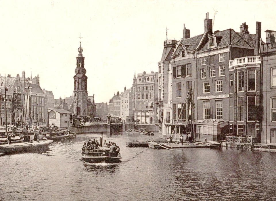 Rechts van de Munttoren zijn de Engelse huizen verdwenen dan volgt de Amstelzijde van de Nieuwe Doelenstraat 2-12 (1891)