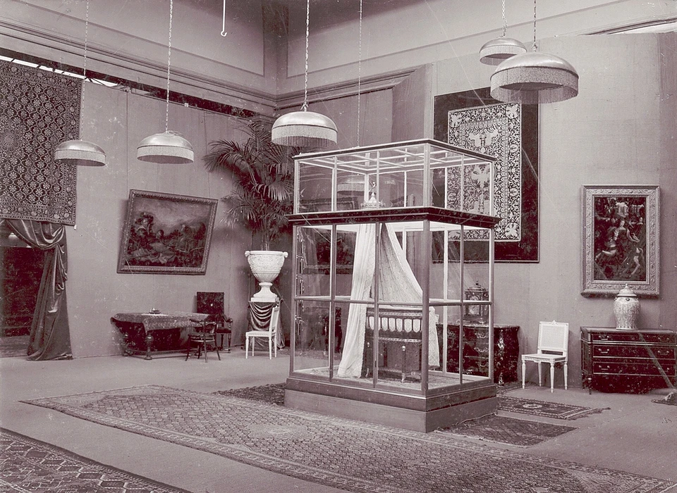 Nieuwe Doelenstraat 16-18 koninklijke wieg geschenk aan koningin Wilhelmina, ontworpen door K.P.C.de Bazel in opdracht van Amsterdamse vrouwen en meisjes (1909)