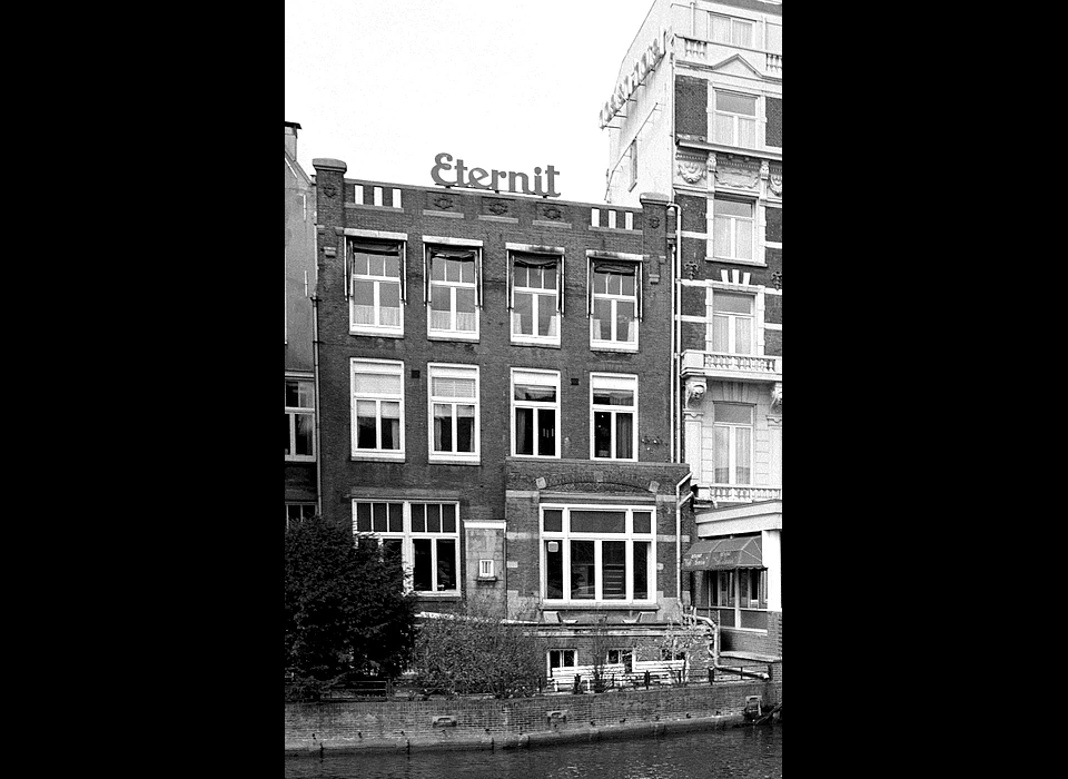 Nieuwe Doelenstraat 20-22 kantoor van de firma Eternit (asbestcement) (ca.1970)