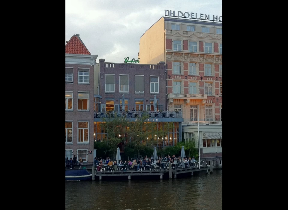 Nieuwe Doelenstraat 20-22 v.l.n.r. Café De Jaren met terras aan de Amstel (2011)
