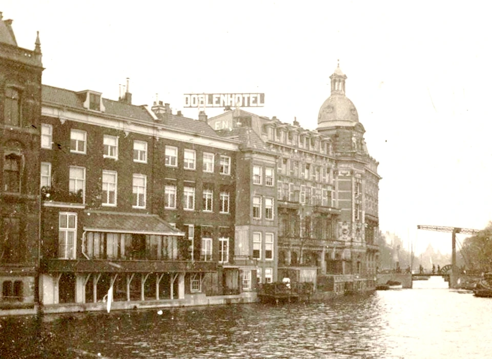 Nieuwe Doelenstraat 16-24 v.l.n.r. lang de Amstel, 22 is niet zichtbaar (1905)