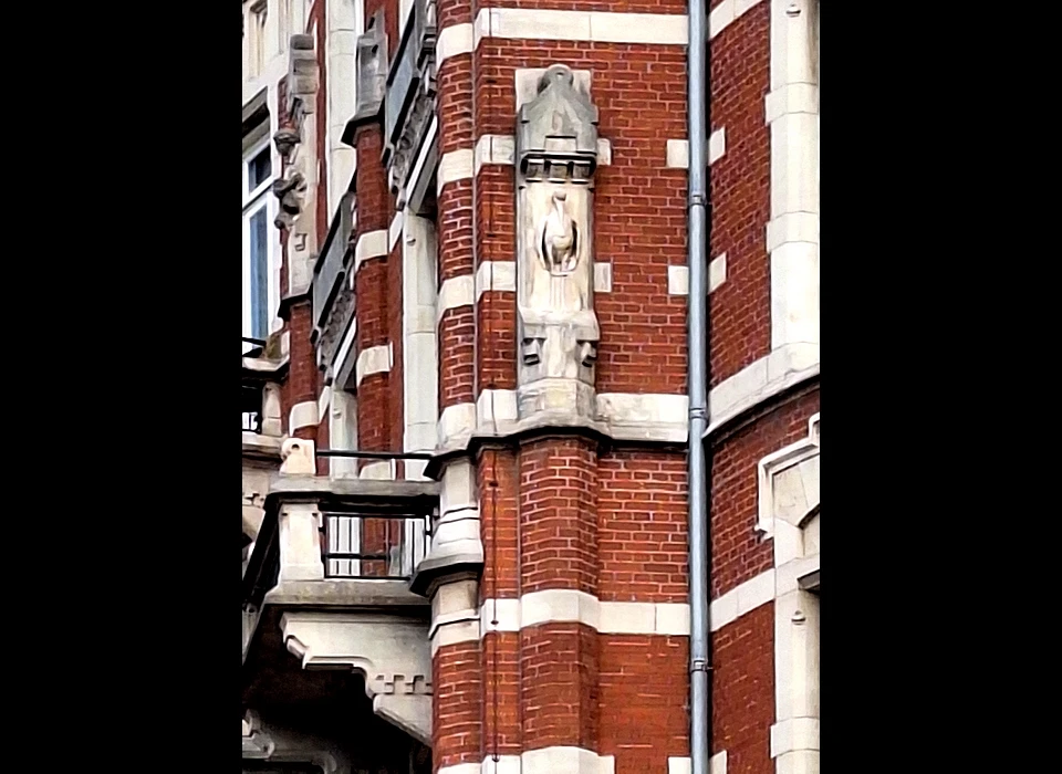 Nieuwe Doelenstraat 2-4 hotel De l'Europe detail gevelbeeld ooievaar Amstelzijde (2025)