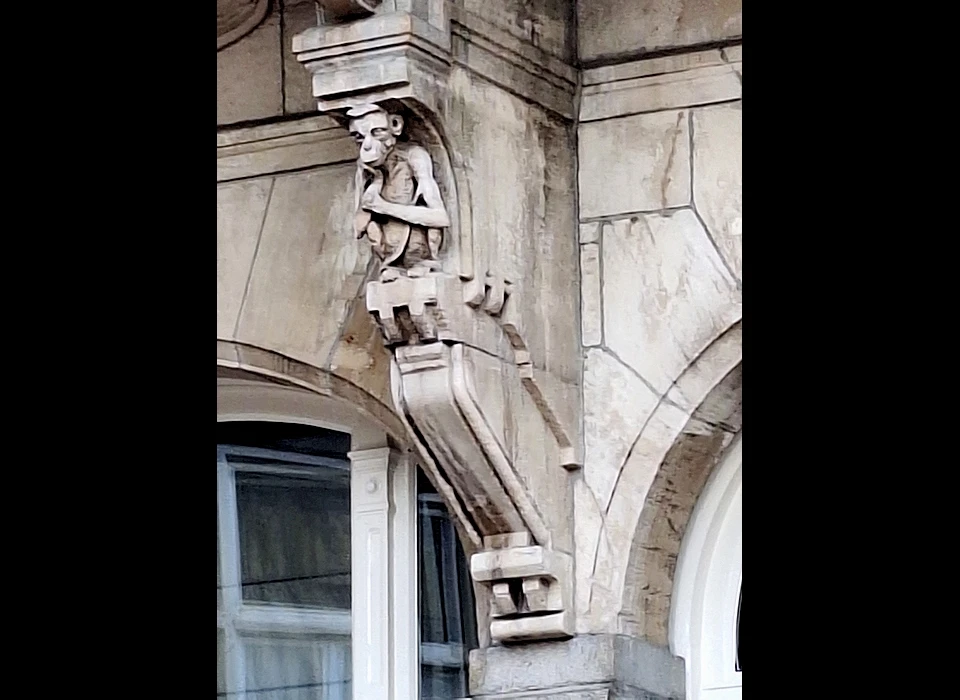 Nieuwe Doelenstraat 2-4 hotel De l'Europe detail gevelbeeld aap aan Nieuwe Doelenstraat (2025)