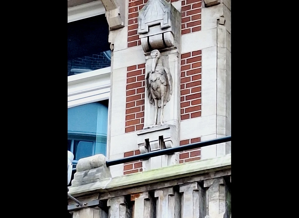 Nieuwe Doelenstraat 2-4 hotel De l'Europe gevelbeeld ooievaar aan Nieuwe Doelenstraat (2025)