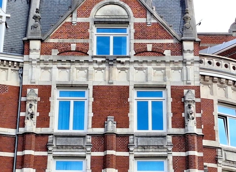 Nieuwe Doelenstraat 2-4 hotel De l'Europe gevelbeelden bij ramen (2025)