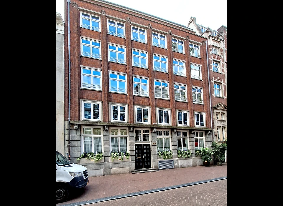 Nieuwe Doelenstraat 6-8 gevel gebouw Nieuwdoelen, nu onderdeel van De l'Europe hotel (2025)
