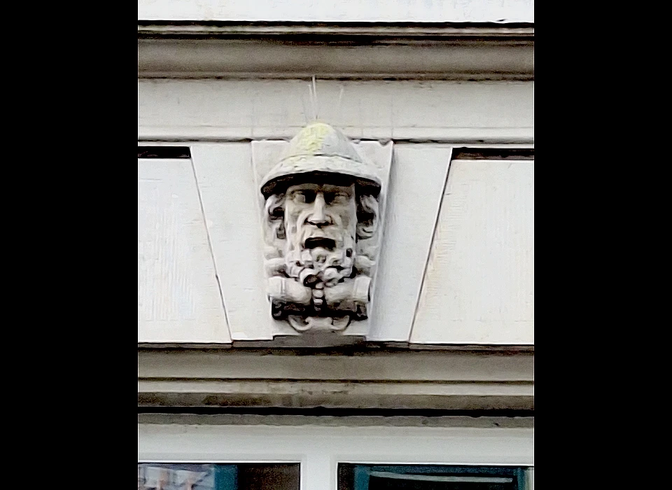 Nieuwe Doelenstraat 12-14 geveldetail voorgevel kop (2025)