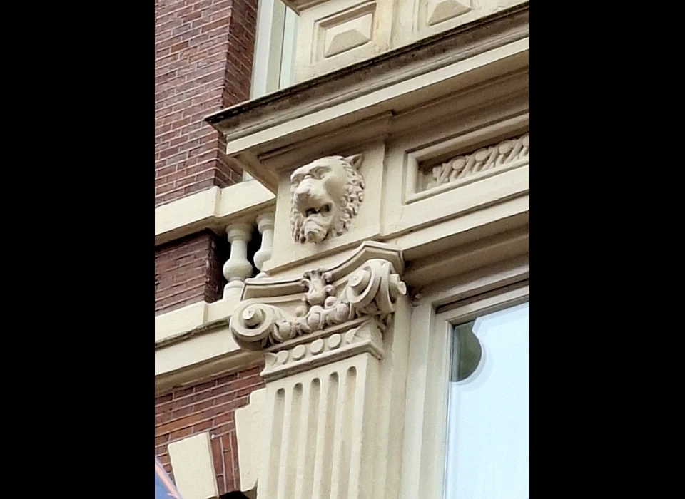 Nieuwe Doelenstraat 24 Doelenhotel leeuwenkop in gevel boven entree (2025)