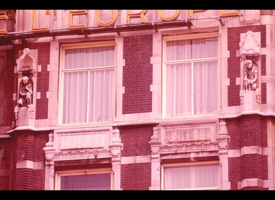 Nieuwe Doelenstraat 2-4 hotel De l'Europe gevelbeeldjes mannen (1977)