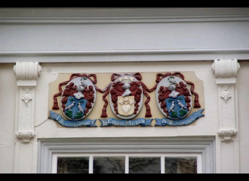 Nieuwe Keizersgracht 28-44 Brants Rushof familiewapens van de executeurs testamentair, zij zorgden voor de afbouw van het hof