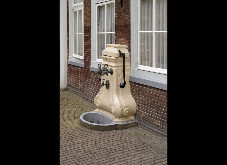 Nieuwe Keizersgracht 28-44 Brants Rushof pomp binnenplaats