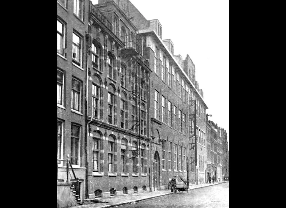 Nieuwe Kerkstraat 131-139 1925 Oudeliedenhuis