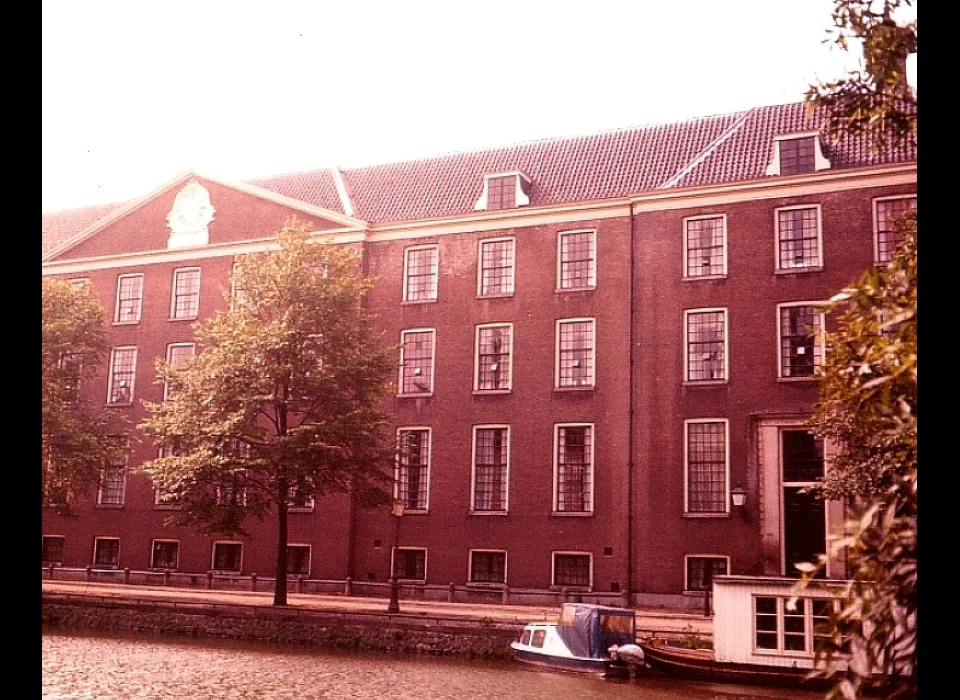 Nieuwe Keizersgracht 120 1977 Luthers Oudemannen en -vrouwenhuis timpaangevel