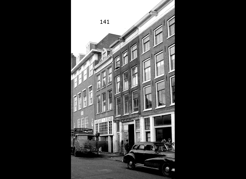 Nieuwe Kerkstraat 141 met de onderpui door architect Harry Elte met tekst ... v/h B.Stuiver (1962)