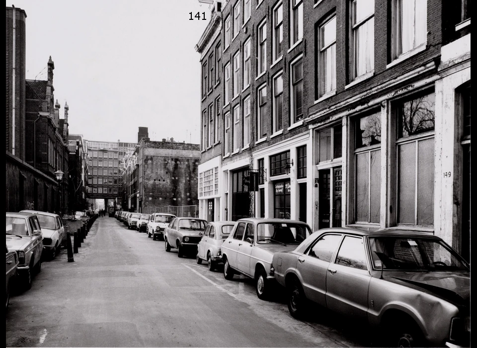 Nieuwe Kerkstraat 141-149 met de onderpui door architect Harry Elte (1979)