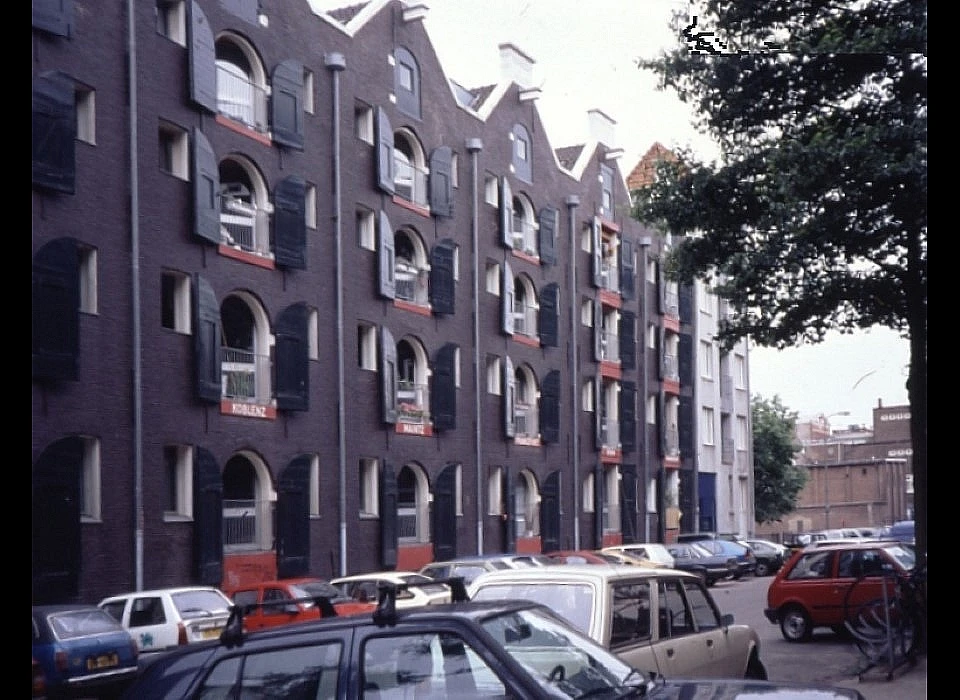 Nieuwe Uilenburgerstraat 17-23 Rijn-Main-pakhuizen tuitgevel (1980)