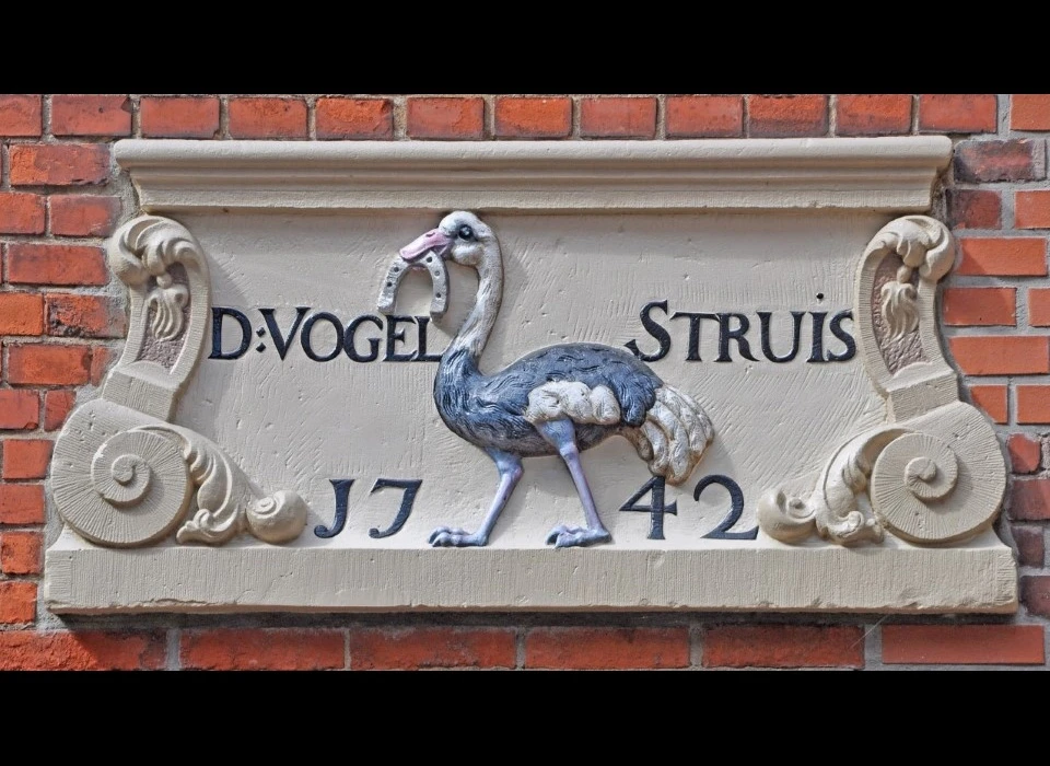 Nieuwe Uilenburgerstraat gevelsteen Vogelstruys (2010)