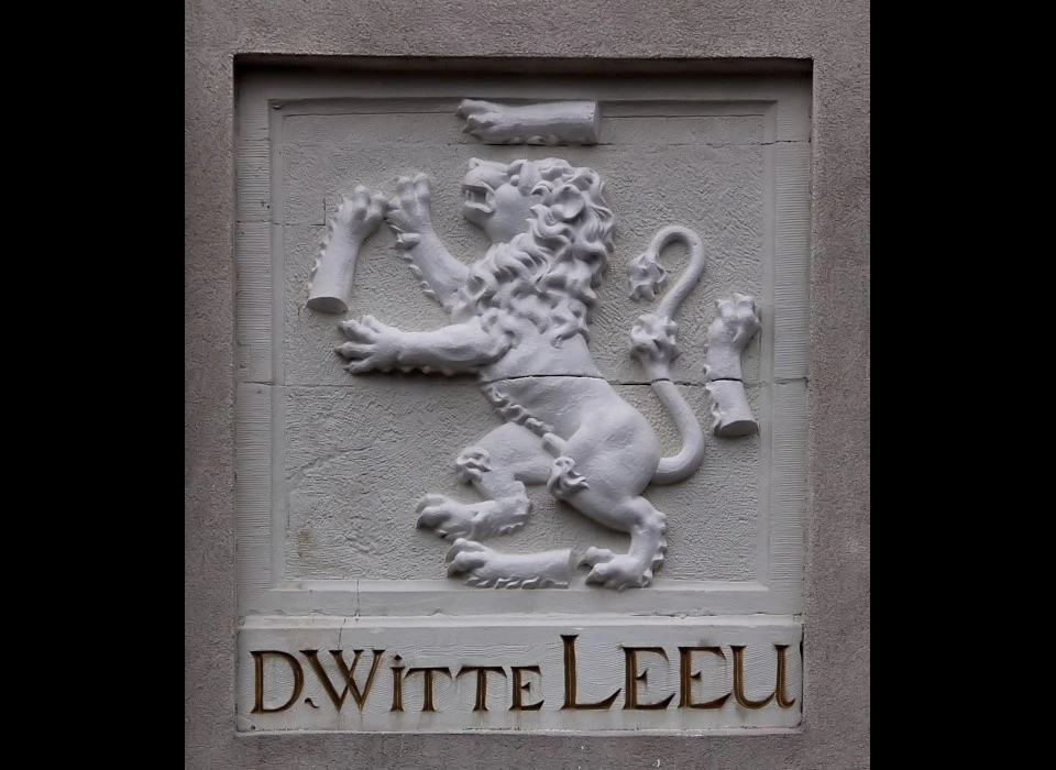 Nieuwe Uilenburgerstraat 3 Witte Leeu gevelsteen (2010)