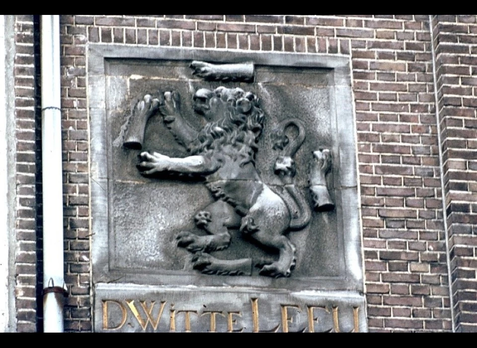 Nieuwe Uilenburgerstraat 3 Witte Leeu gevelsteen